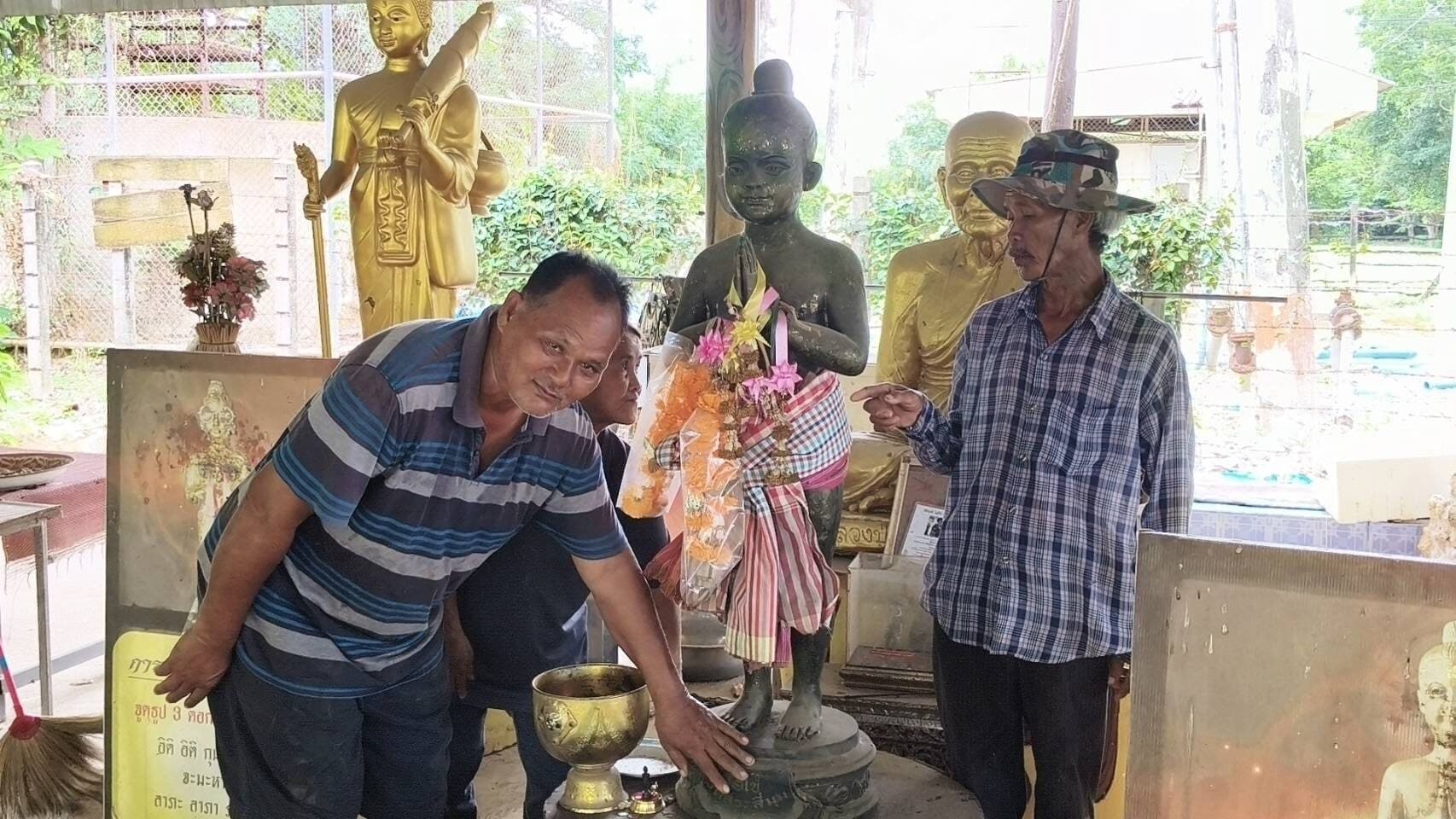 ชาวบ้าน แห่กราบไหว้-ขอพรเลขเด็ด ‘ไอ้ไข่’ วัดดังจอมบึง จุดธูปเสี่ยงทาย ได้สมหวัง เล็งเสี่ยงโชค ลุ้นรับทรัพย์